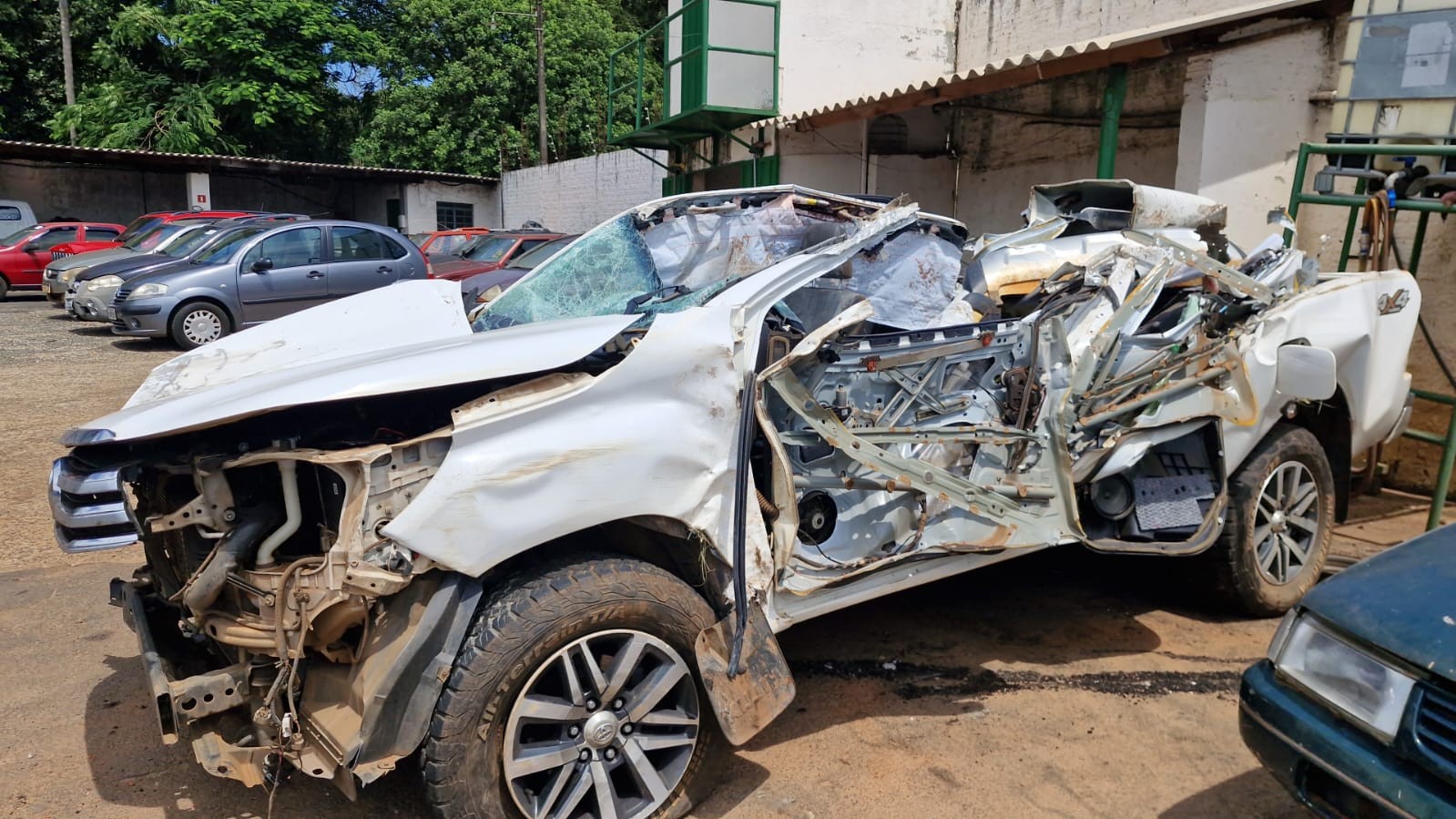 Fotos mostram caminhonete após acidente que matou casal no interior de SP