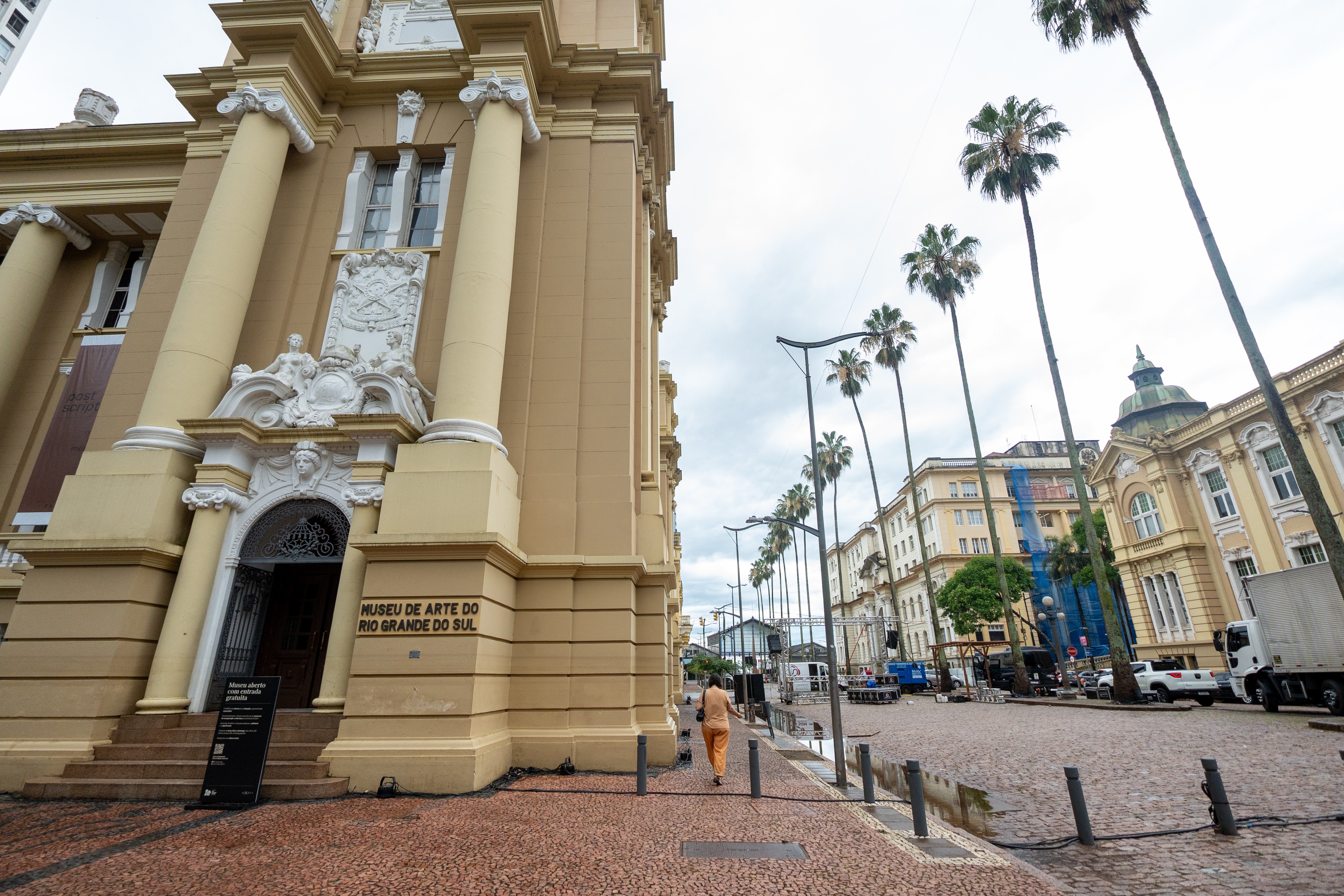 Veja como estava e como ficou o Museu de Arte do RS, reaberto sete meses após enchente