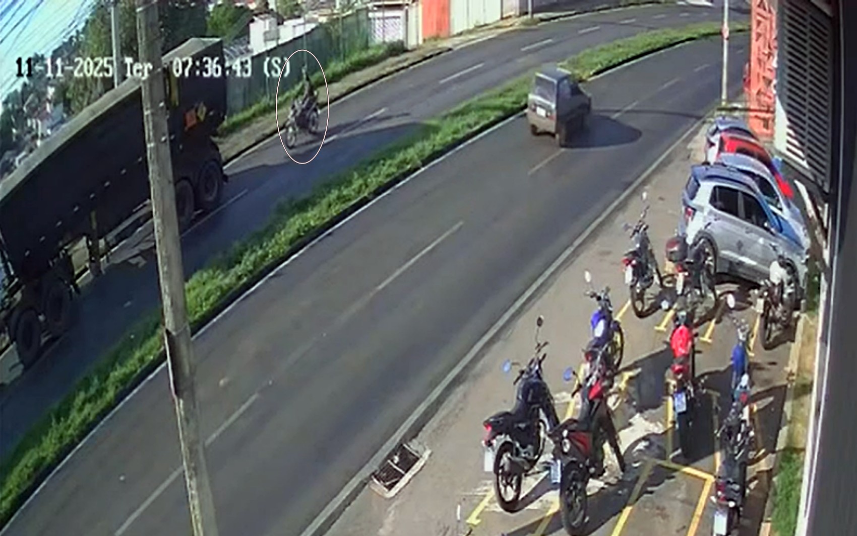 Motociclista que bateu em carreta estacionada irregularmente morre após 10 dias internado em Varginha, MG