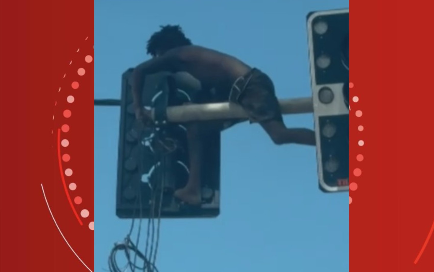 Vídeo mostra momento que homem se pendura em semáforo para furtar fios elétricos em Salvador