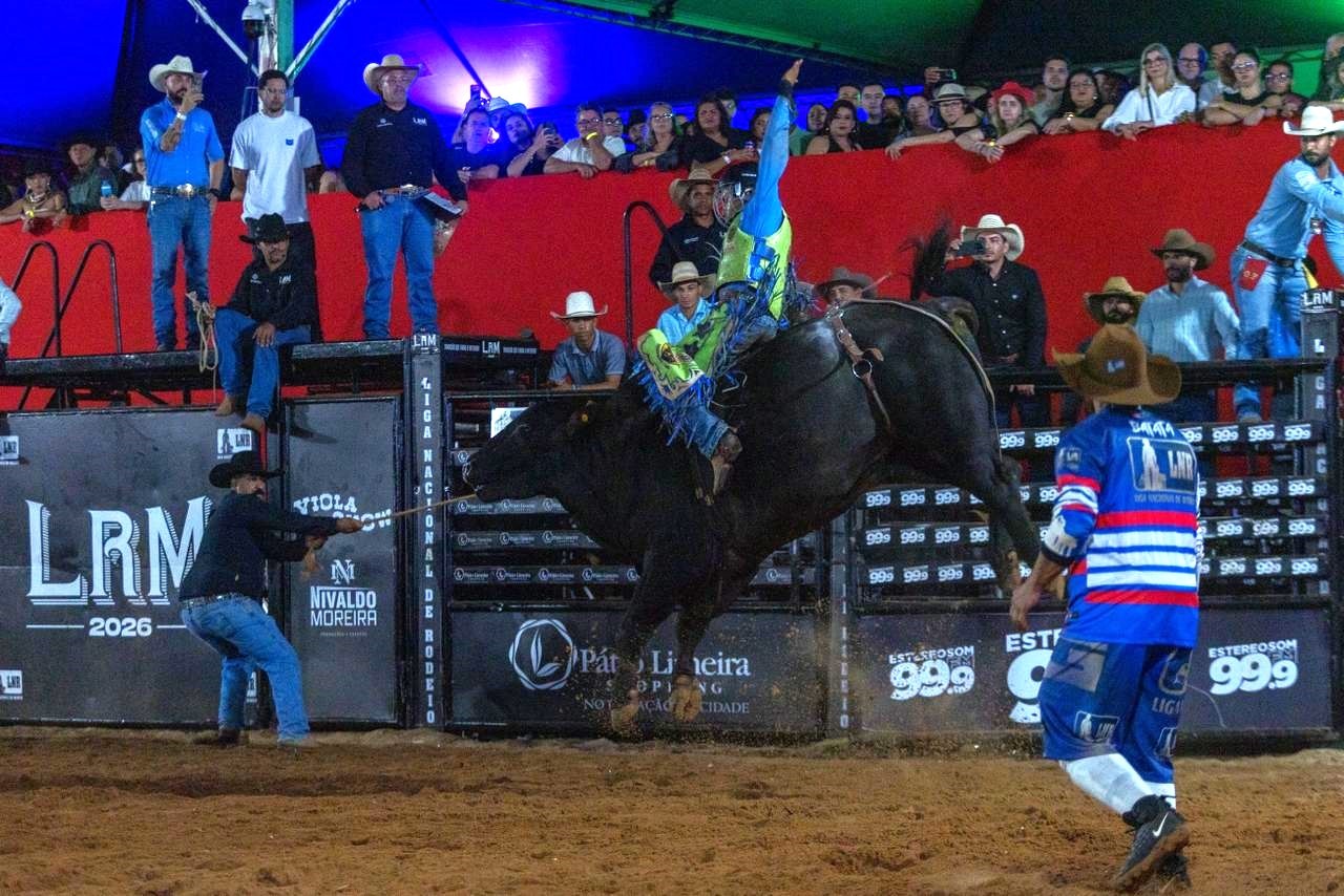 Prova de montaria durante competições do Limeira Rodeo Music no terceiro dia de festa neste sábado, 28 de março — Foto: Thomaz Marostegan/g1
