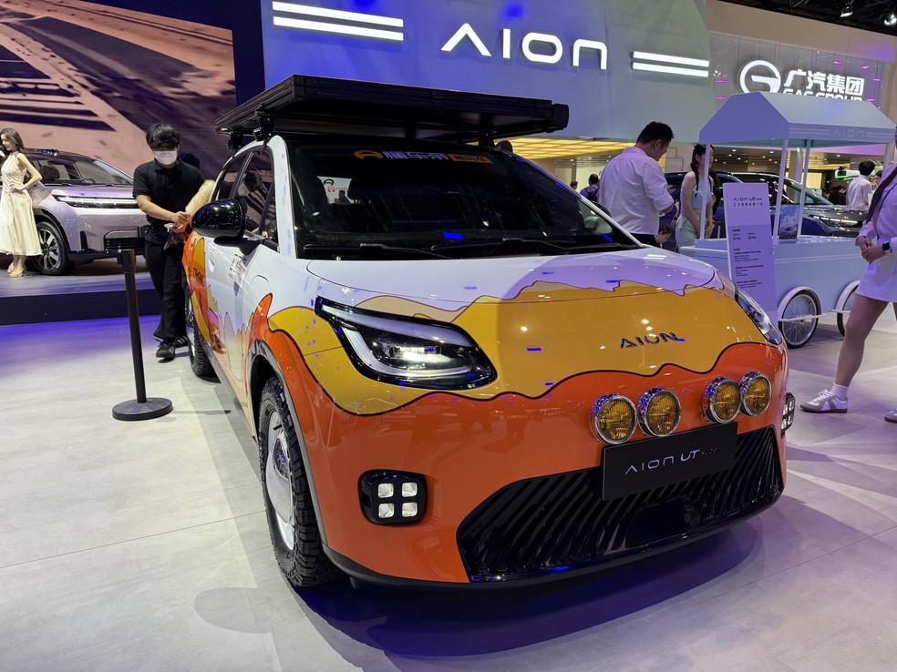 GAC Aion UT com adesivos e acessórios vendidos na China — Foto: André Fogaça/g1