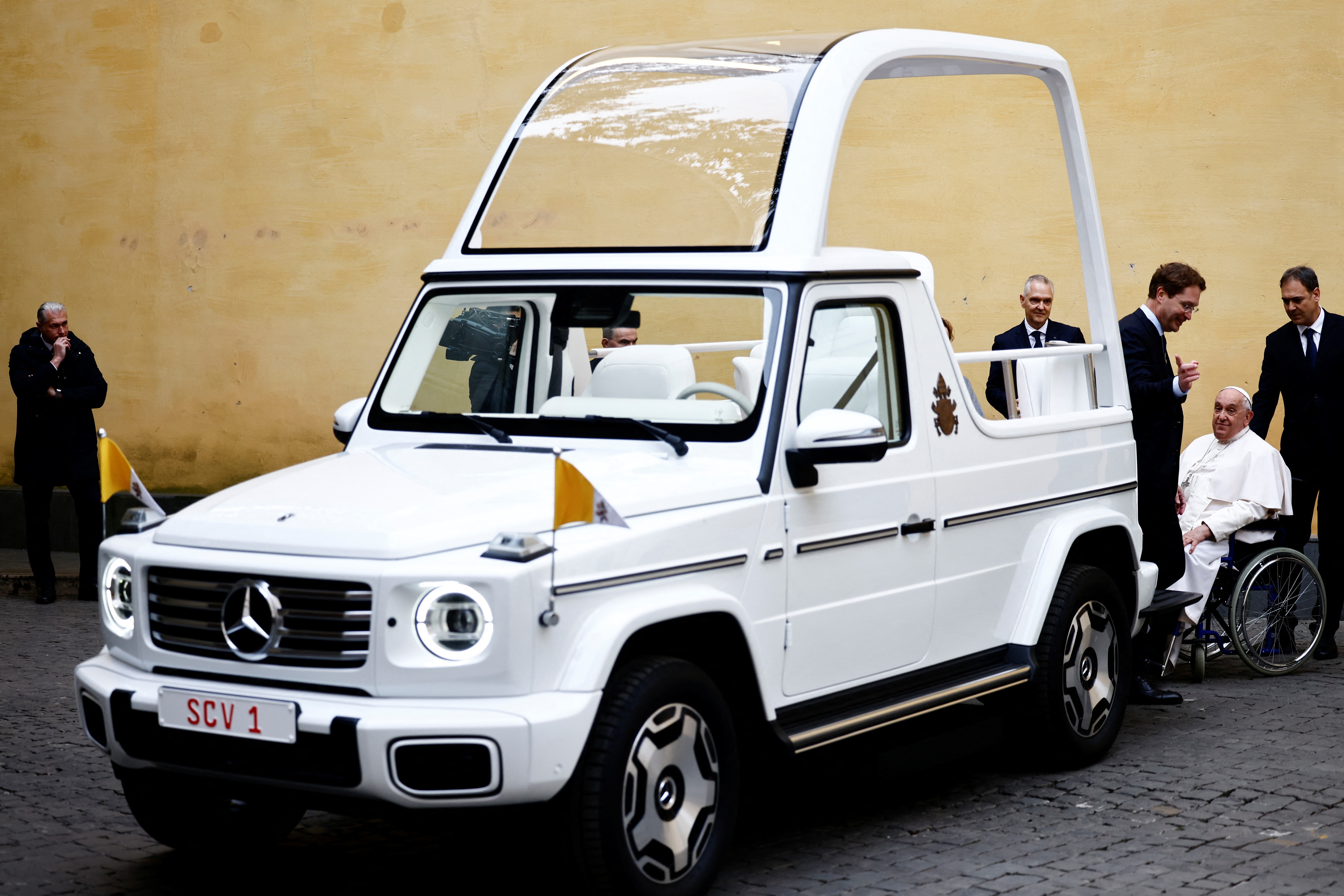 Papa Francisco recebe primeiro 'papamóvel' elétrico da Mercedes-Benz; veja FOTOS