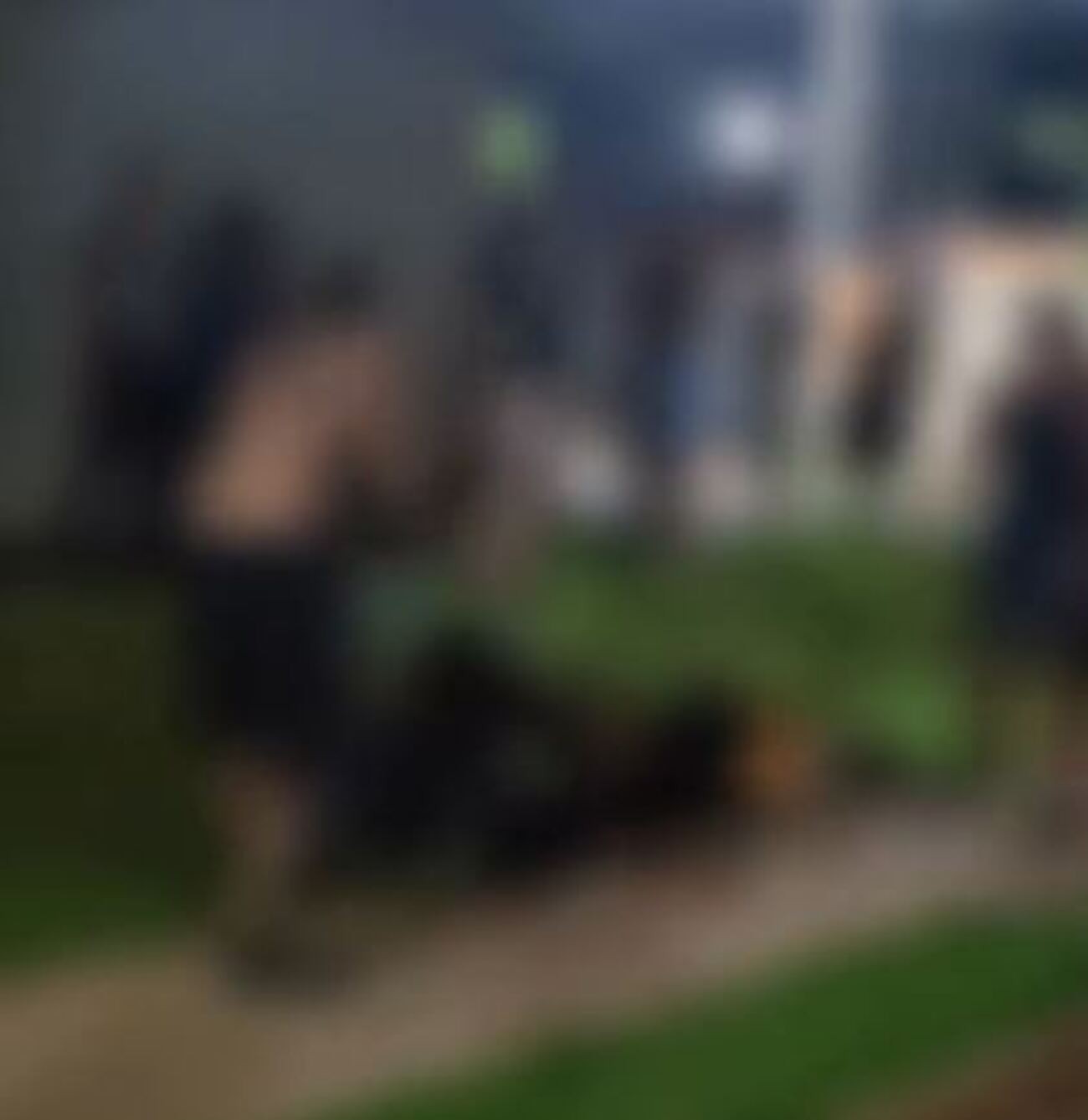 VÍDEO: suspeitos de furtos são espancados por moradores com chutes e madeira no interior de SP