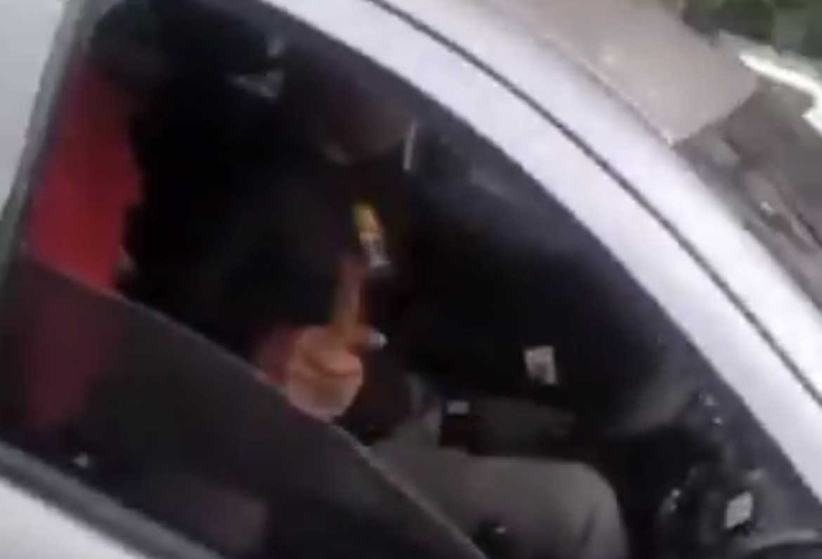 Motorista impede passagem de ambulância e intimida socorristas com martelo em Manaus; VÍDEO