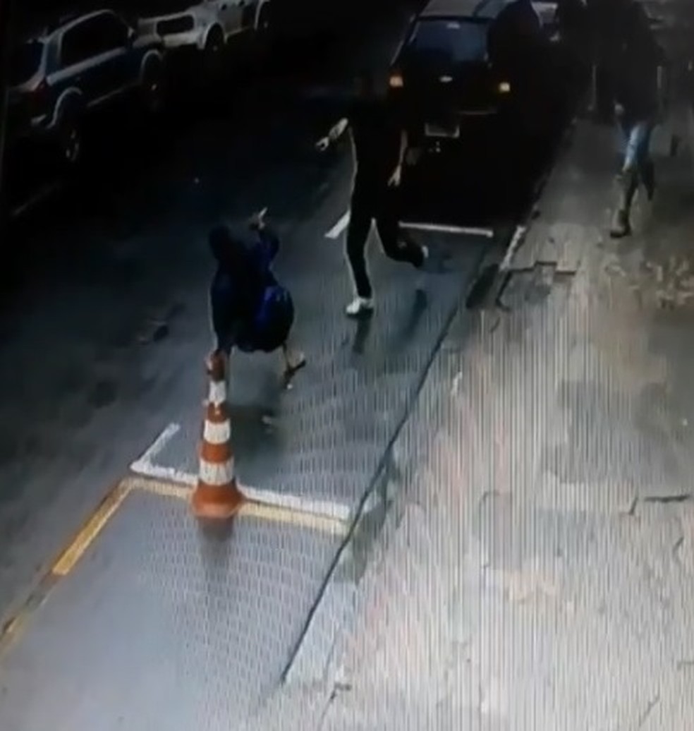 Confusão é flagrada no Centro de Juiz de Fora após assalto — Foto: Sistema de Segurança/Reprodução