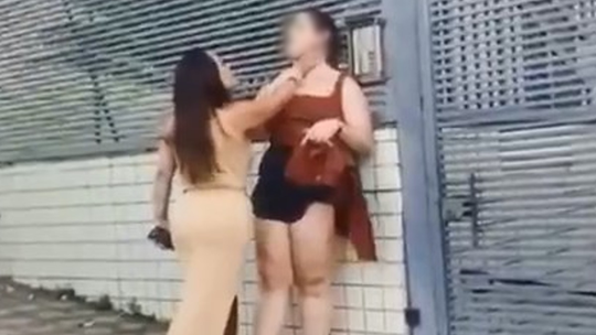 Influencer agride mulher na rua em MG; vídeo mostra agressão - Foto: (Reprodução/Redes Sociais)
