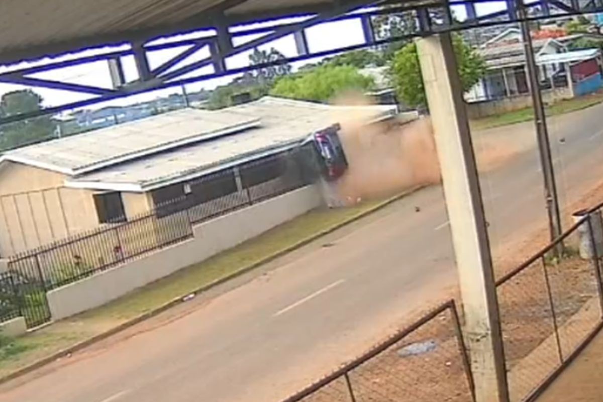 VÍDEO: Motorista perde controle de carro, capota e invade casa, no PR