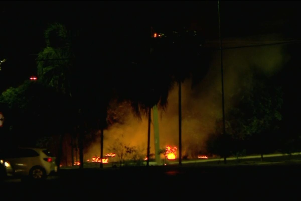 Explosão de transformador provoca falta de energia e incêndio em Campo Grande