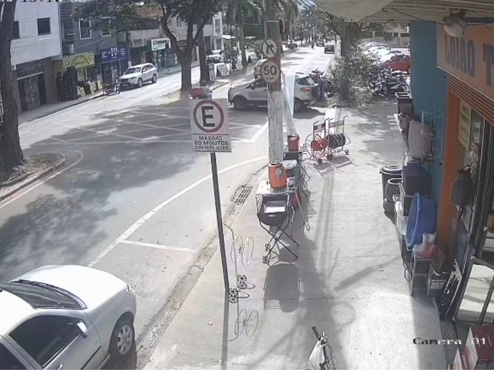 Mulher em surto atropela motociclista, capota carro e quase atropela policiais durante fuga em Timóteo