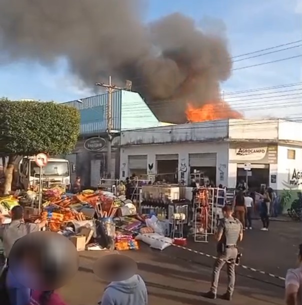 Incêndio de grandes proporções atinge loja de roupas e depósito de supermercado, em Mirante do Paranapanema