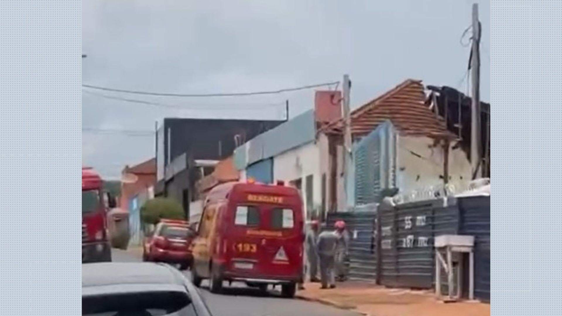 Telhado de oficina desaba em Ribeirão Preto, SP