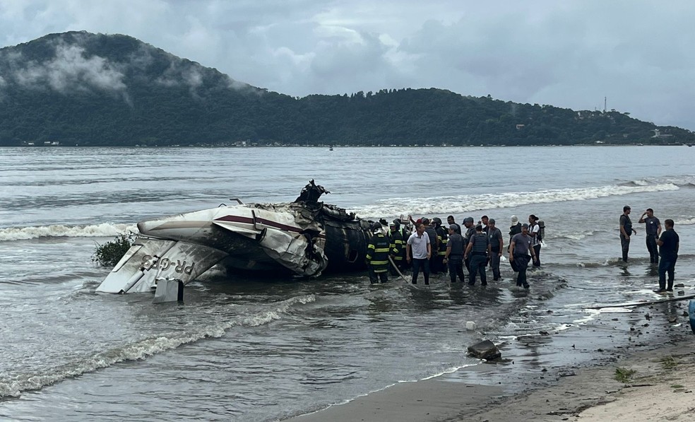 Avião de pequeno porte sofre acidente, em Ubatuba, no Litoral Norte de SP — Foto: João Mota/TV Vanguarda