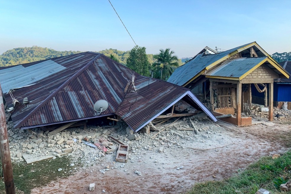 Casa desabou após terremoto de magnitude 7,7 na Indonésia — Foto: SELO/AFP