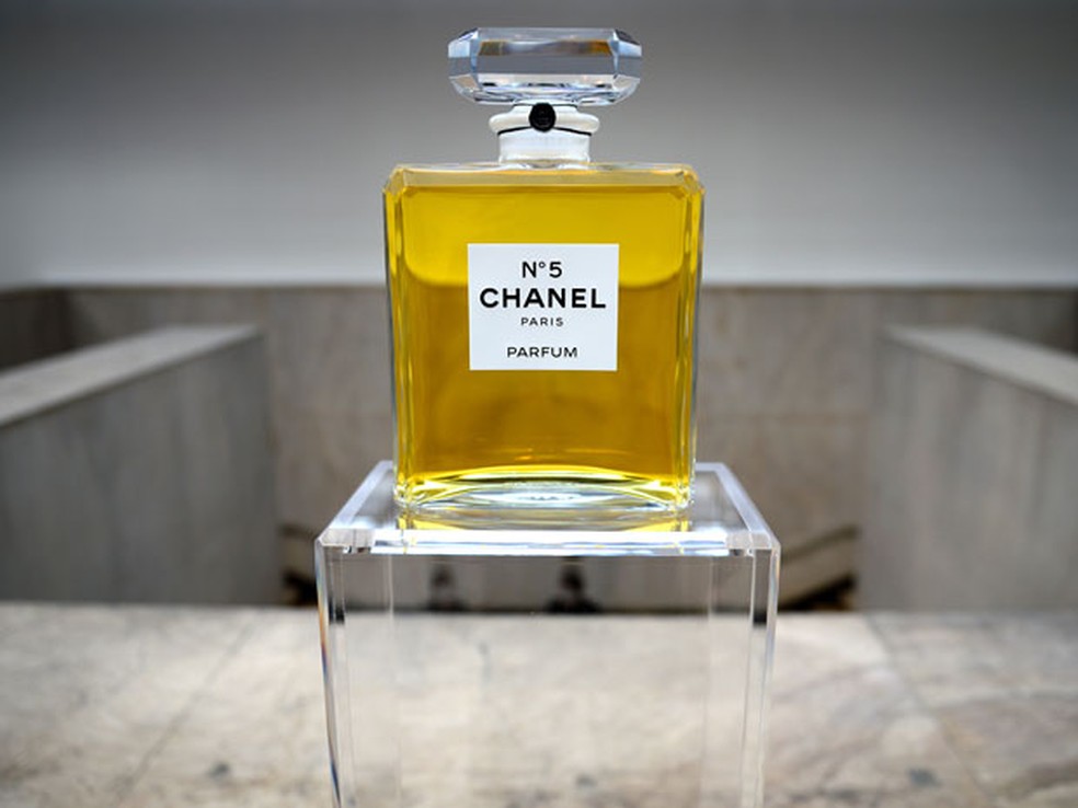 Perfume Chanel N°5 completa 100 anos em 2021 como ícone cultural, Pop &  Arte
