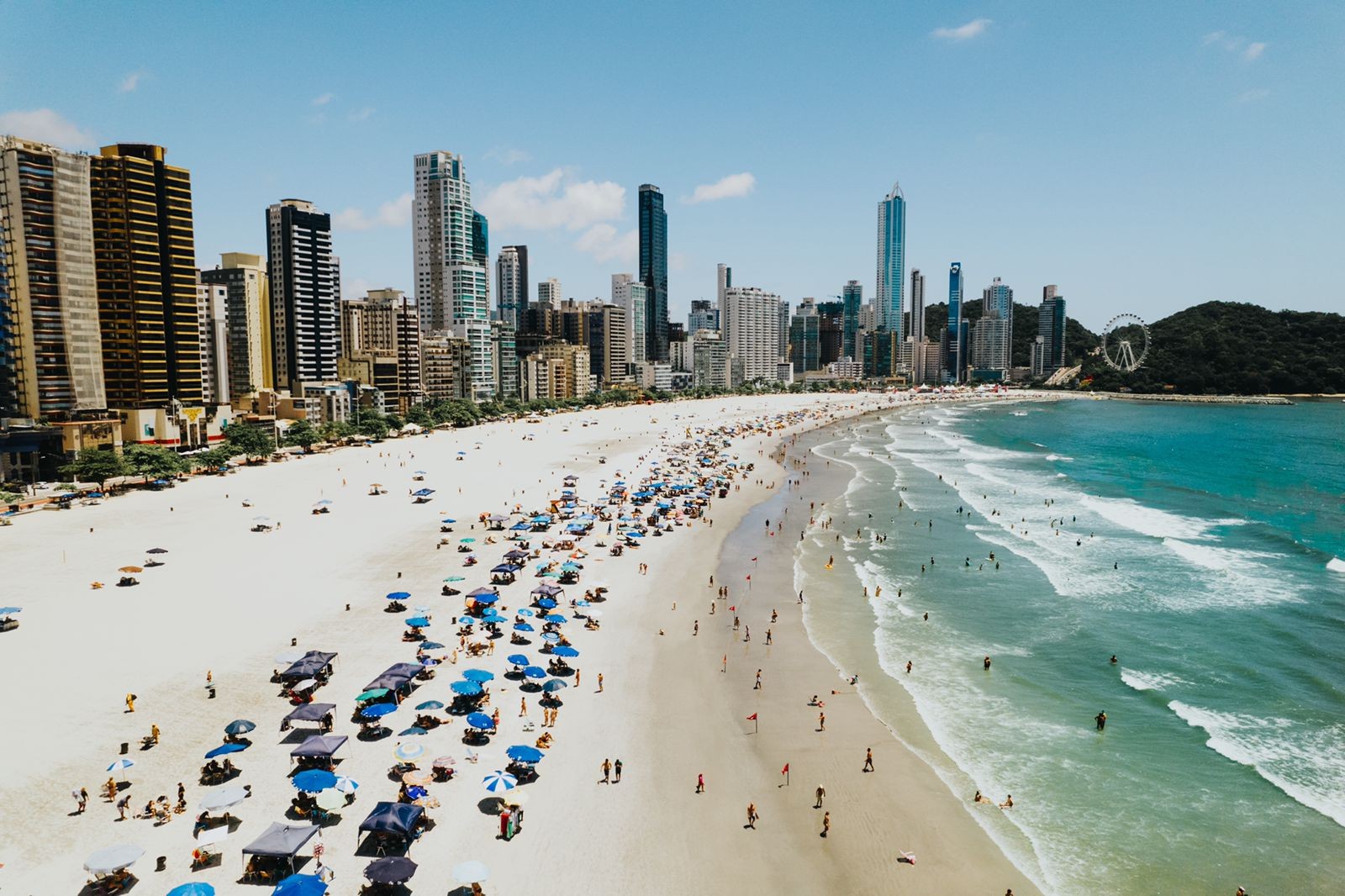 ‘Dubai Brasileira’, arranha-céus mais altos do país e praia alargada: conheça Balneário Camboriú, que inspirou o hit ‘Descer pra BC’