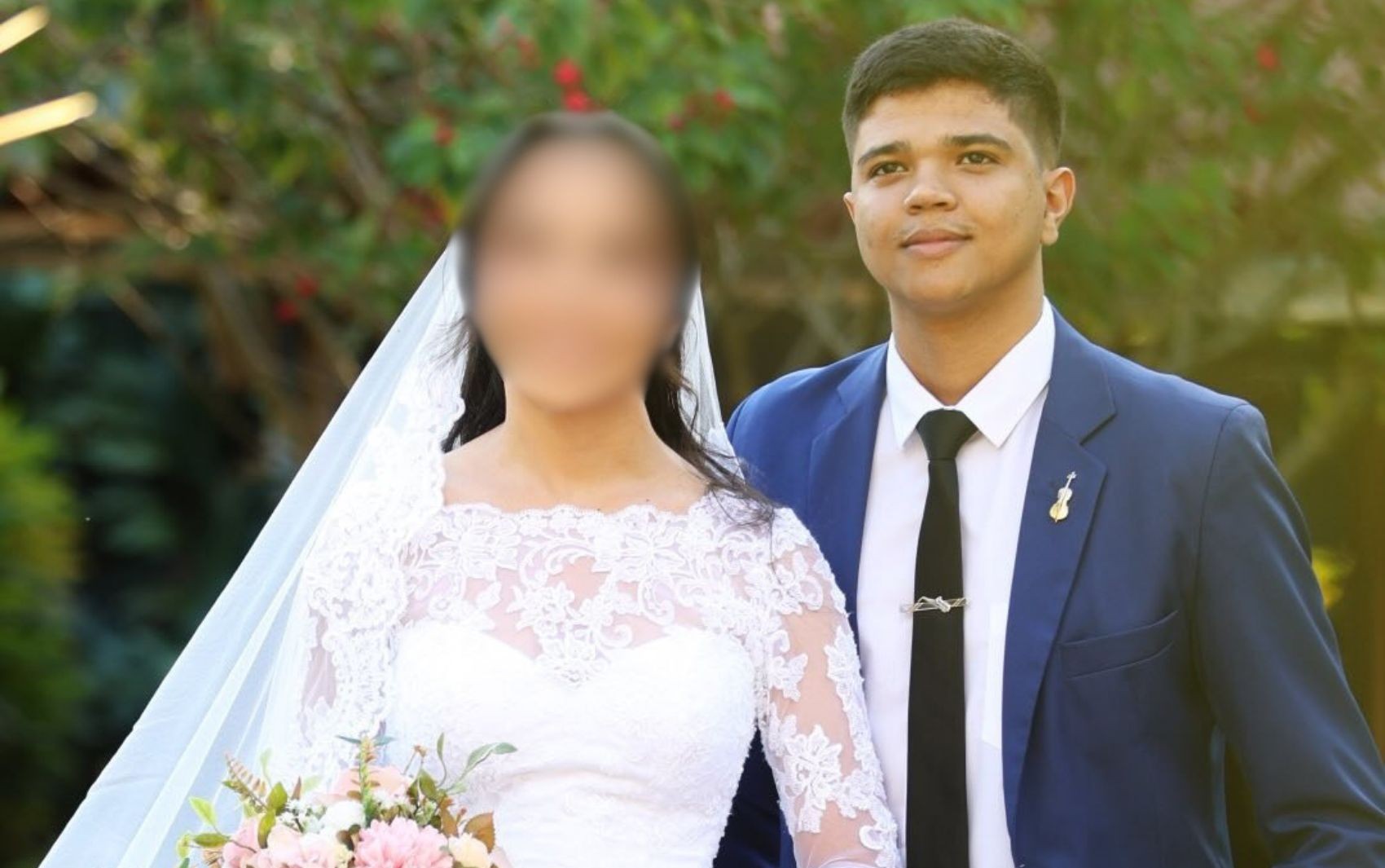 Jovem morre após carro funerário bater em ônibus