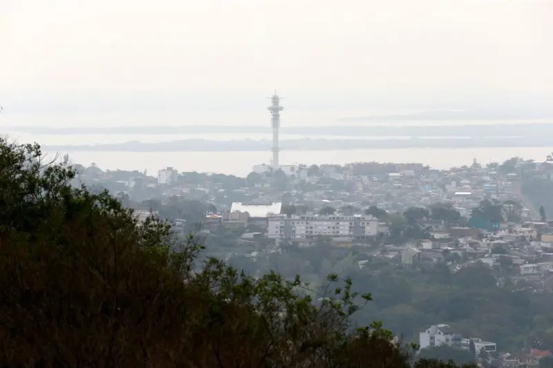 Devido à fumaça, Secretaria de Educação recomenda que escolas de Porto Alegre evitem atividades ao ar livre até domingo 