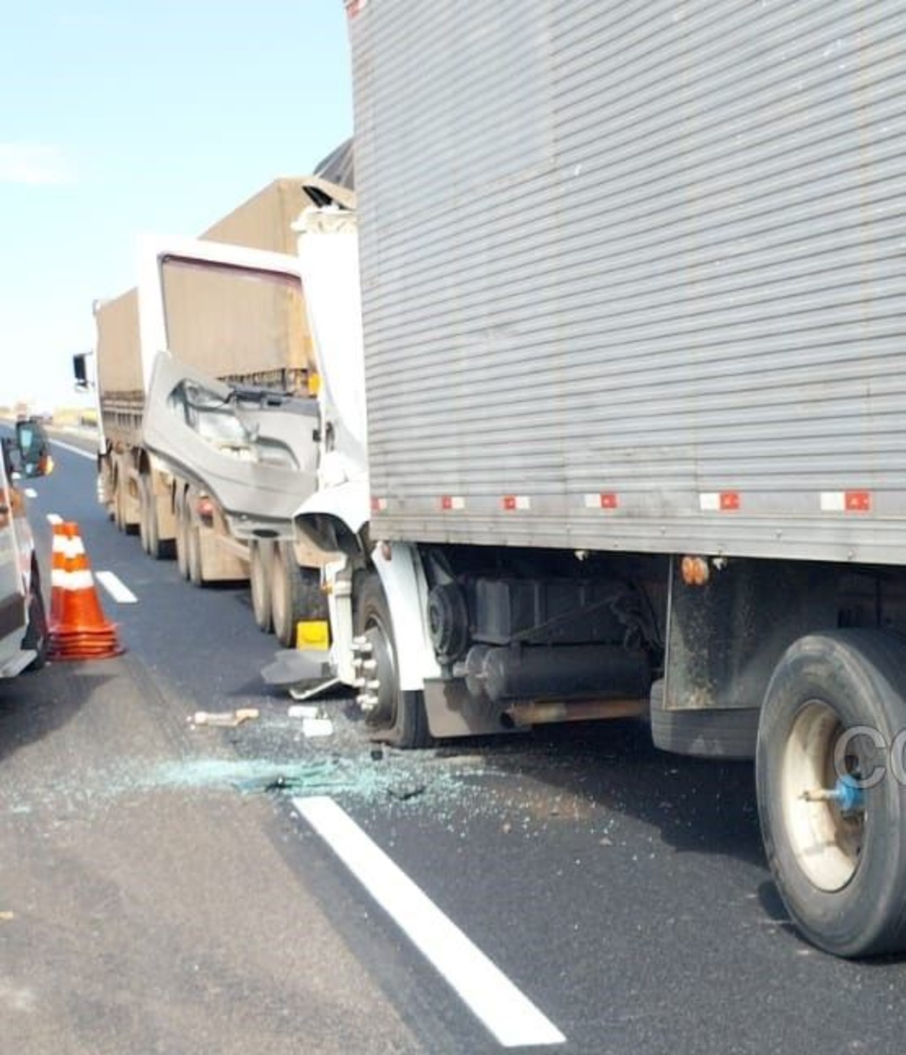 Acidente com carretas deixa 2 pessoas gravemente feridas e interdita a Anhanguera; FOTOS