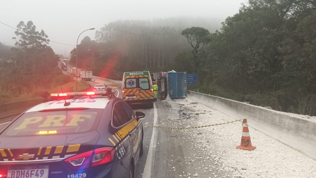 Caminhão tomba, motorista é ejetado e morre após ficar preso embaixo da carroceria, no Paraná