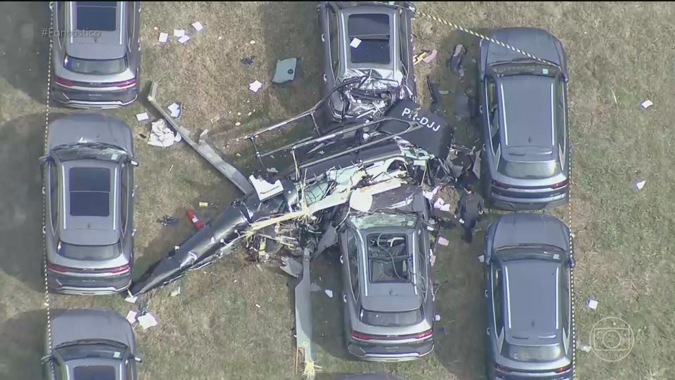 3 de 4
Testemunhas relatam série de explosões após colisão entre helicópteros que matou seis pessoas no Rio — Foto: Reprodução/TV Globo