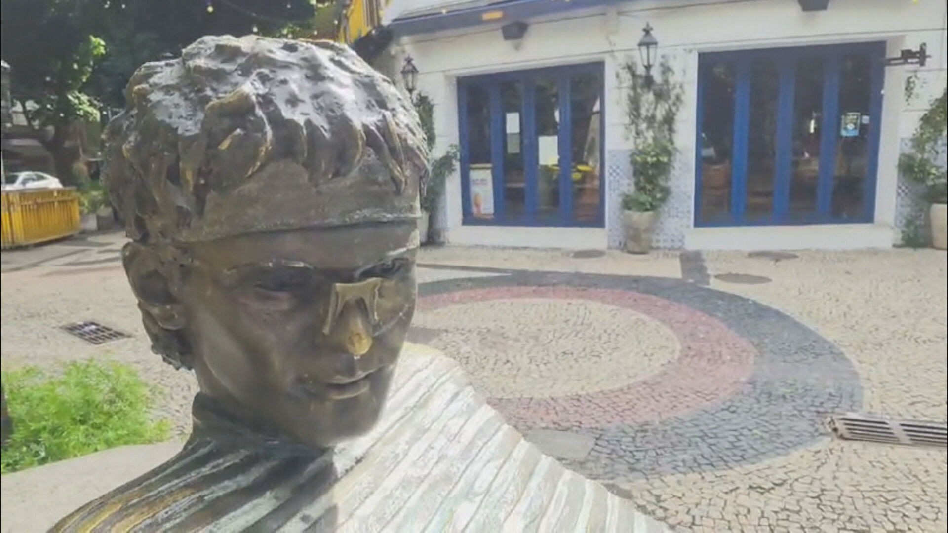 Estátua do cantor Cazuza tem o óculos furtado no Leblon, Zona Sul do Rio
