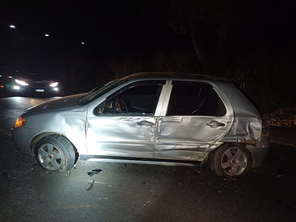 Carro foi atingido na lateral por veículo que perdeu o controle — Foto: Divulgação/PRF
