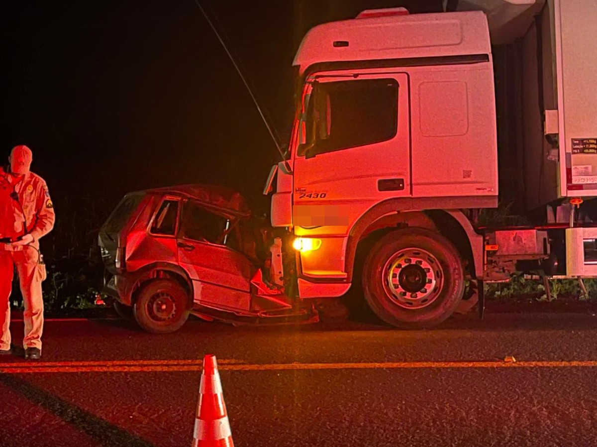 Três Pessoas Morrem Em Acidente Entre Dois Carros E Caminhão Na Pr 495 Oeste E Sudoeste G1 