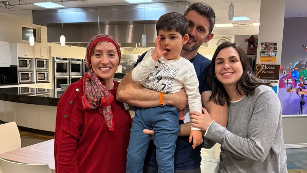 Dudu e família com Souad Messael, diretora de operações clínicas da Elpida, responsável pelo tratamento  — Foto: Reprodução/Redes Sociais