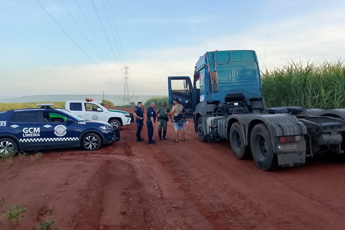 Caminhoneiro é feito refém em roubo de 45 mil litros de gasolina em Paulínia e abandonado em canavial de Limeira