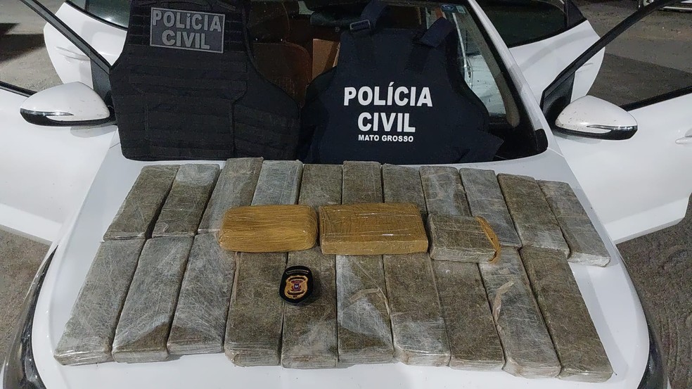 Motorista de aplicativo foi preso por transportar 23 tabletes de drogas — Foto: Polícia Civil