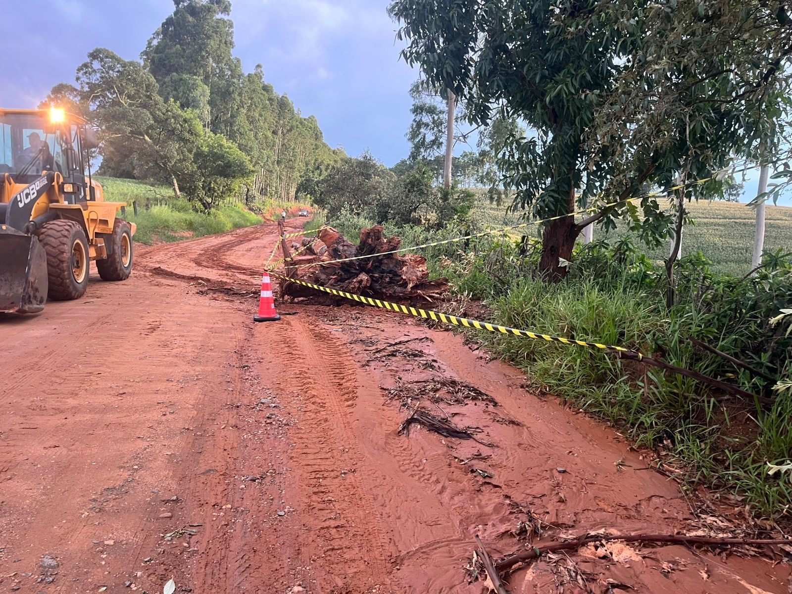 Moradores de Pilar do Sul estão há mais de 40 horas sem energia após chuva forte