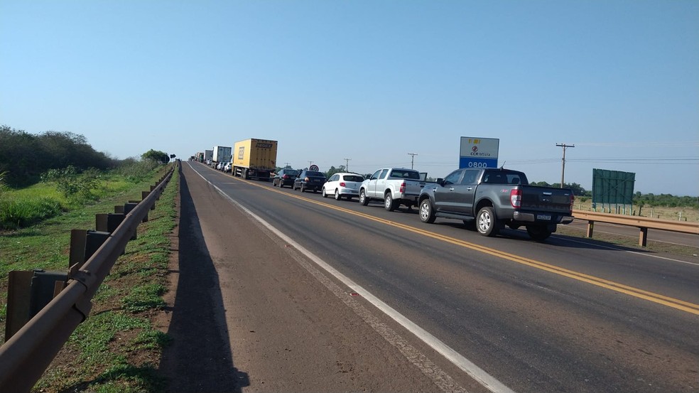 Bloqueios causaram congestionamento nas rodovias de MS — Foto: Sergio Saturnino/TV Morena