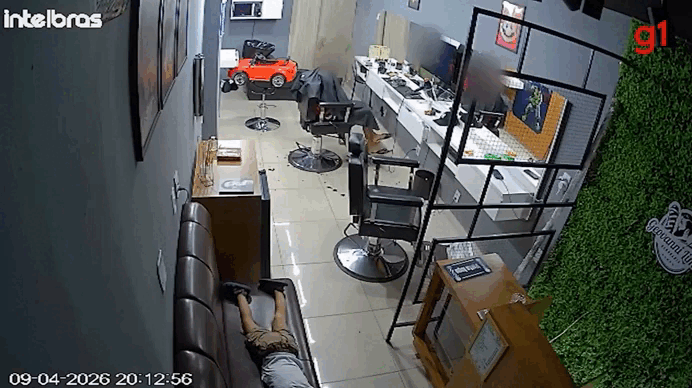 VÍDEO: Carro desgovernado invade barbearia e atinge criança em Manhuaçu