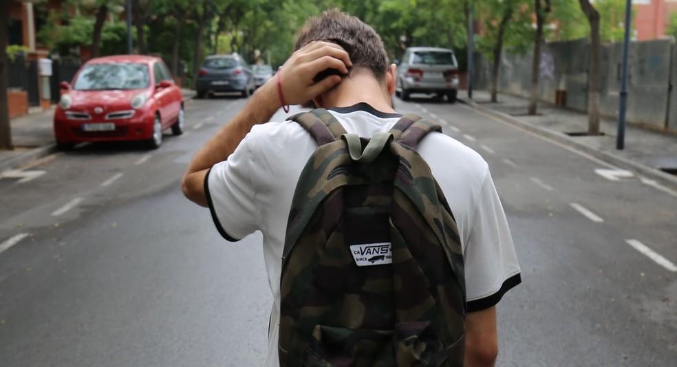 Jovem, adolescente, mochila, escola, aluno, estudante, bullying (imagem ilustrativa) — Foto: Jesús Rodríguez/Unsplash