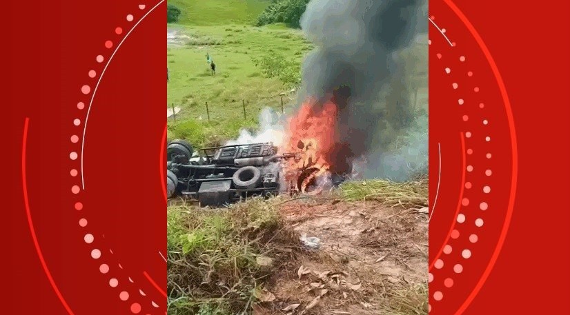 Caminhão pega fogo no meio da estrada no interior de Alagoas