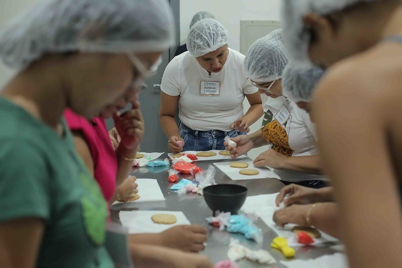 Culinária junina, maquiagem artística e mais: Escolegis oferta 420 vagas em cursos gratuitos 