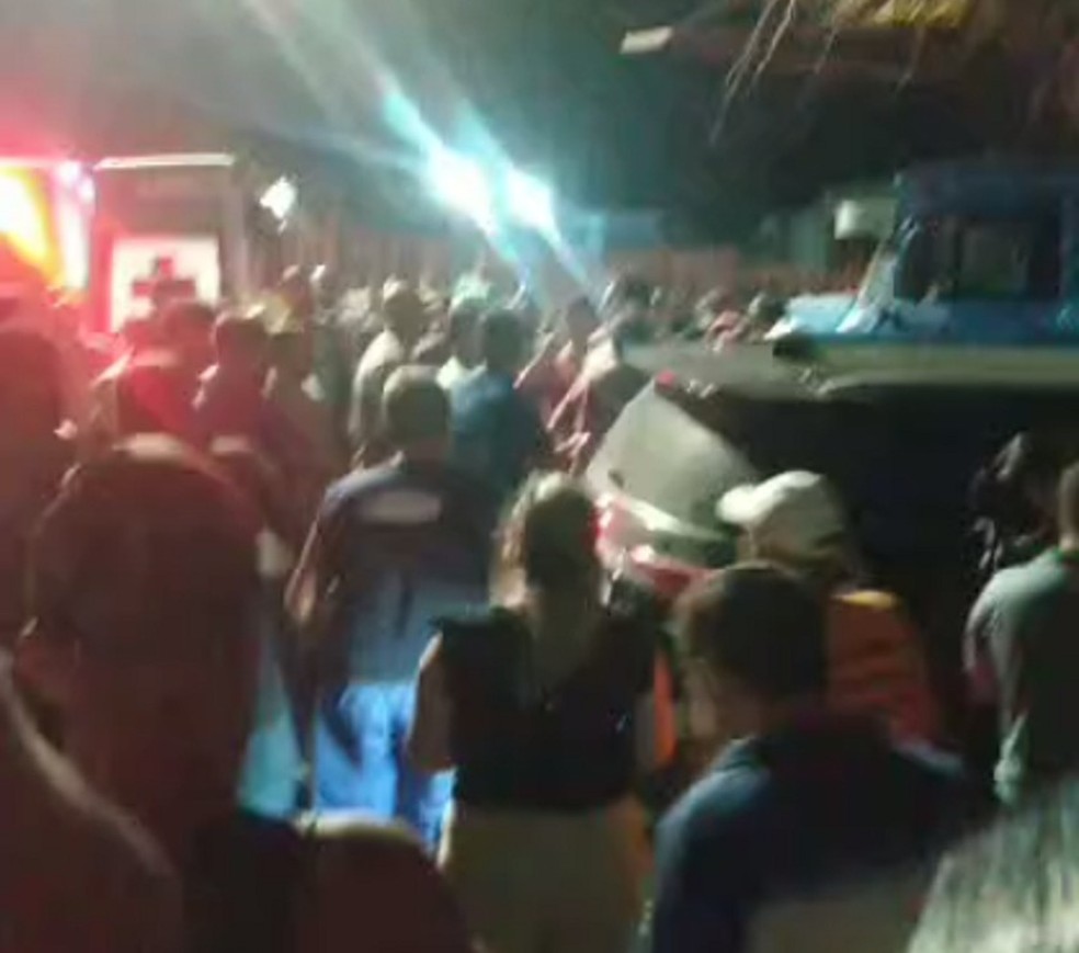 Acidente com motorista da prefeita, em São Francisco de Itabapoana, atraiu uma multidão — Foto: Reprodução Redes Sociais