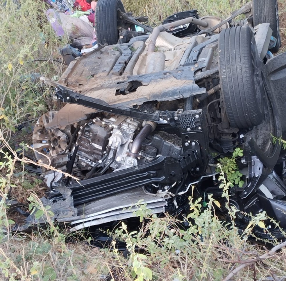 Quatro pessoas morreram após o carro em que elas estavam se envolver em um acidente com três caminhões no norte da Bahia — Foto: Reprodução/Redes Sociais