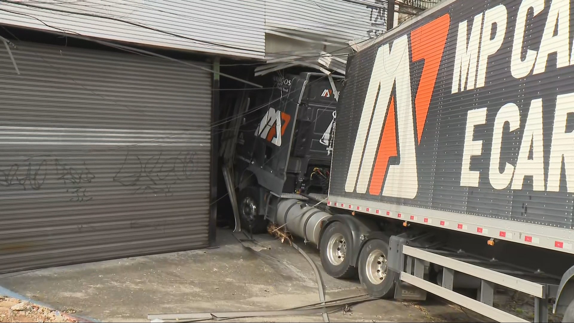 Madrugada de acidentes em BH: caminhão invade loja, carro de luxo bate em poste e pessoa é atropelada 