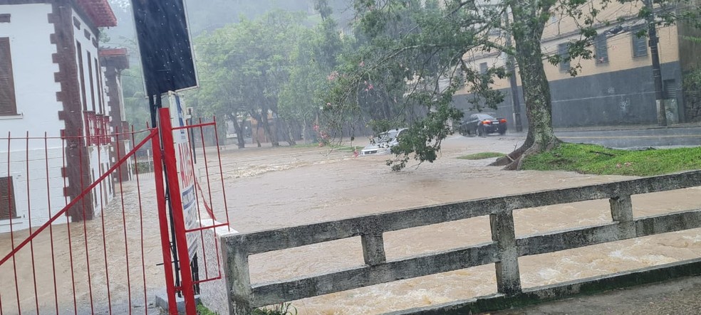 Rua Barão do Rio Branco, em frente ao Corpo de Bombeiros de Petrópolis, parcialmente alagada — Foto: Rhayssa Motta