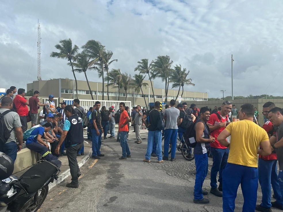 Funcionários da Braskem se aglomeram em frente à companhia em Maceió por terem sido impedidos de entrar em razão da operação da PF — Foto: Nick Marone/TV Gazeta