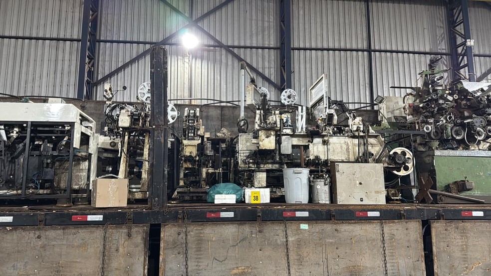 A fábrica clandestina teria capacidade para produzir cerca de 60 mil maços de cigarros por dia, segundo a PF — Foto: Polícia Federal