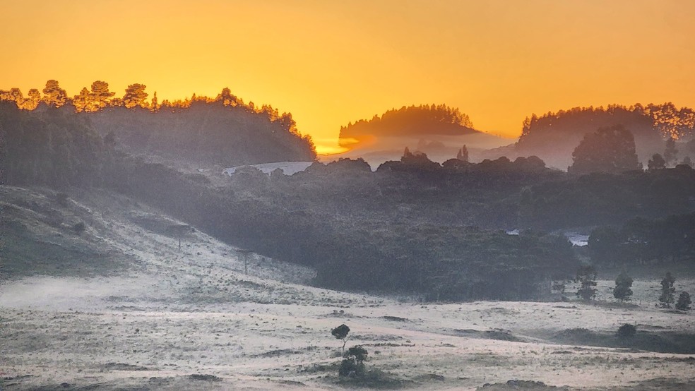 Amanecer en São Joaquim, en la Serra de Santa Catarina, con heladas — Foto: Mycchel Legnaghi/São Joaquim Online