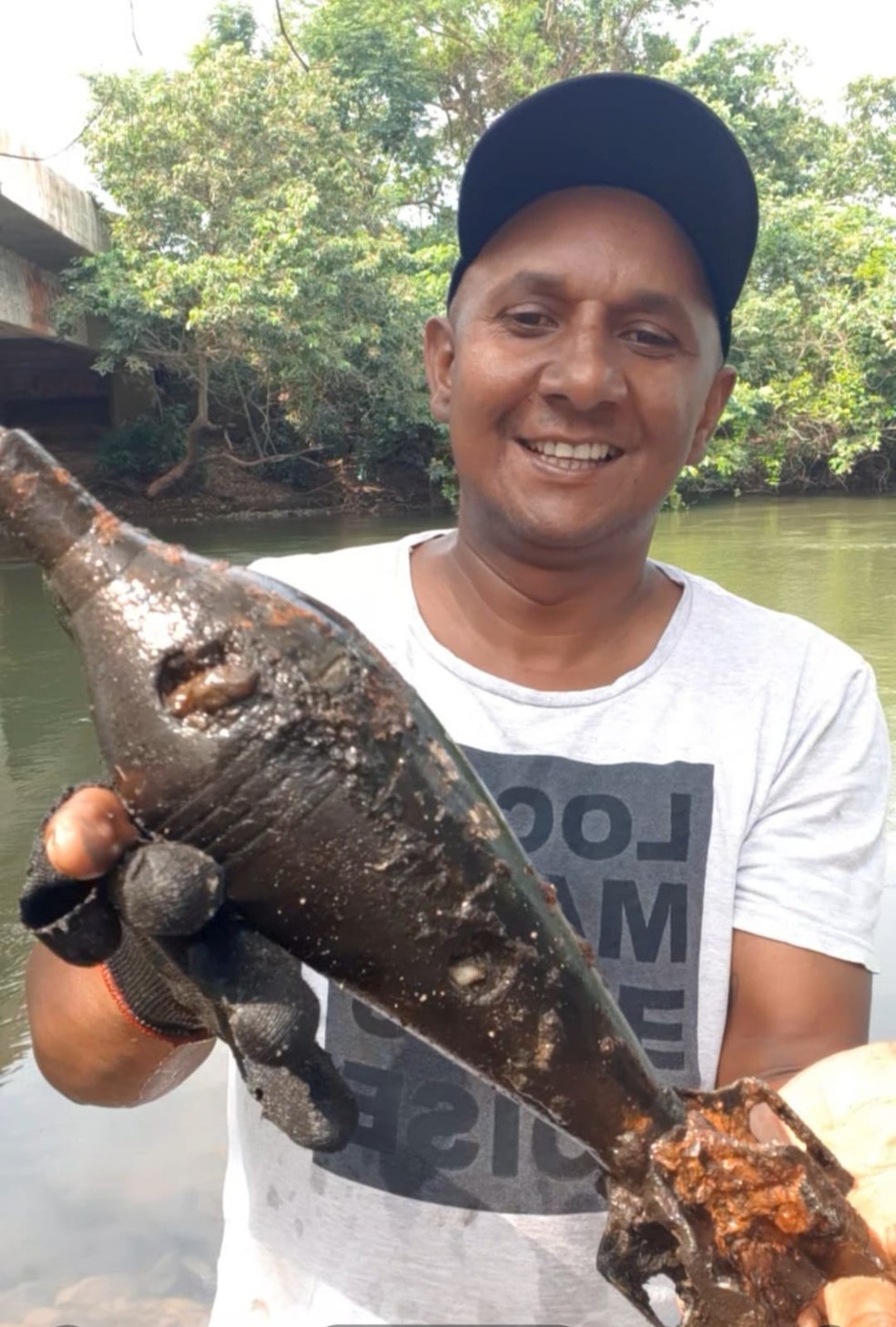 Izaak Soares Gonçalves encontrou o explosivo durante pesca magnética — Foto: Izaak Soares Gonçalves