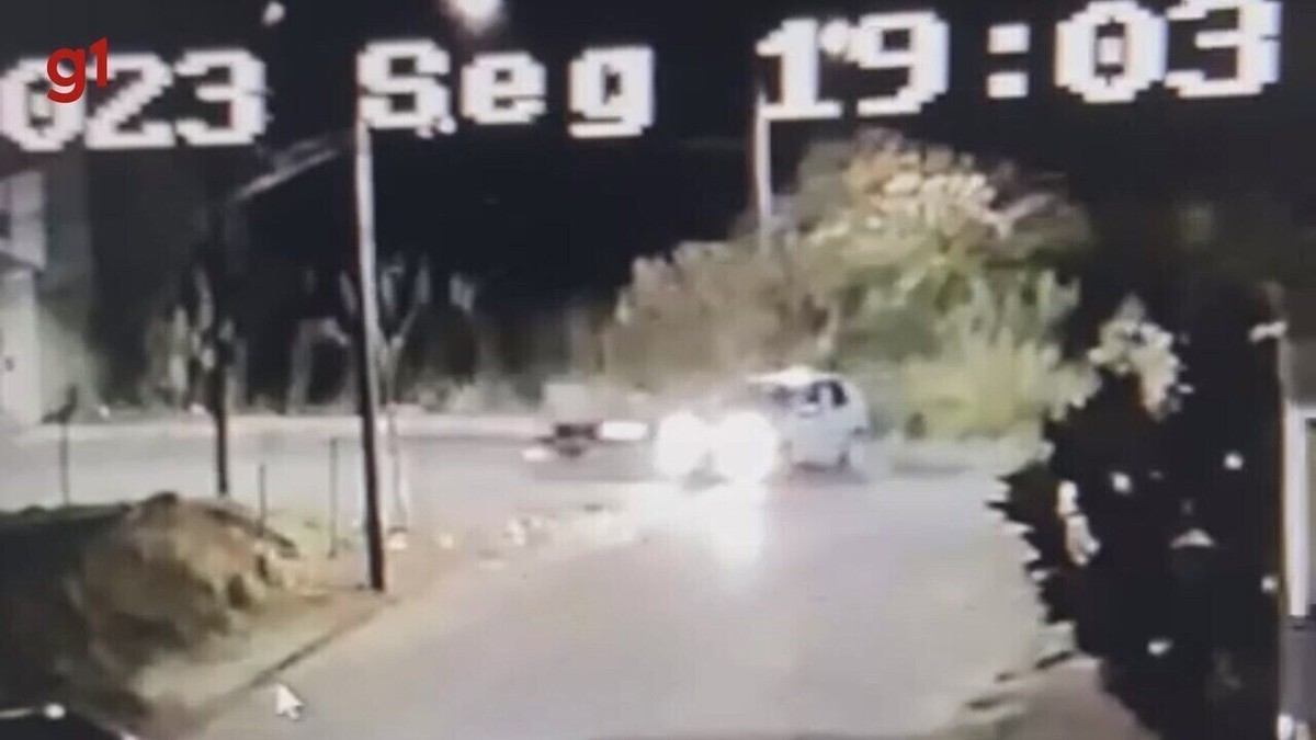 Vídeo: Motociclista sobe em carro e quebra vidro traseiro durante discussão  nos EUA