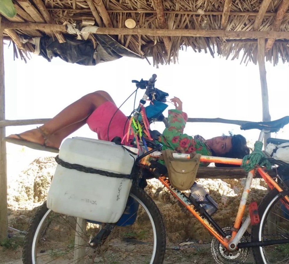 Artista e cicloviajante da Venezuela, Julieta Hernández, desapareceu enquanto pedalava pelo interior do Amazonas. — Foto: Reprodução/Redes Sociais