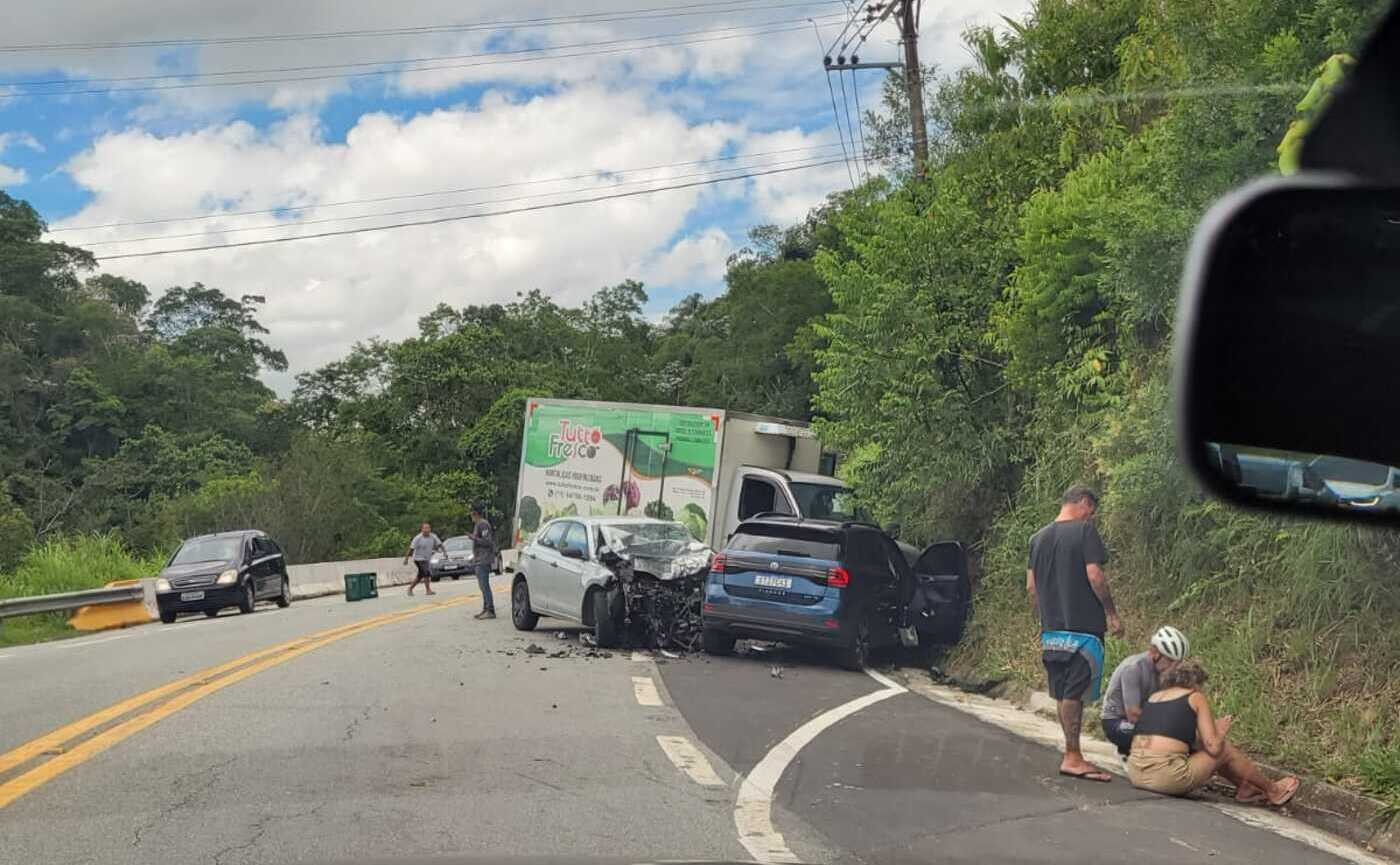 Colisão entre caminhão, moto e três carros deixa ao menos três feridos na Mogi-Guararema