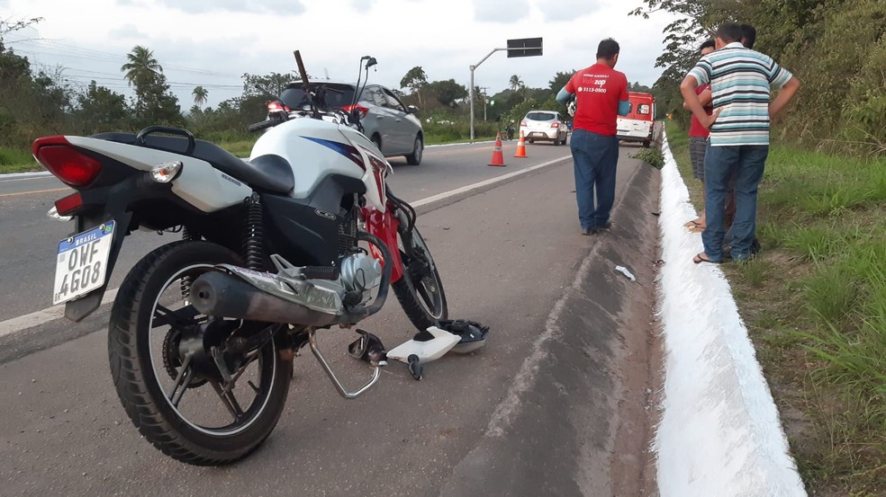 Duas motos colidem de frente após uma moto atravessar rodovia no RN — Foto: Sérgio Henrique Santos / InterTV Cabugi