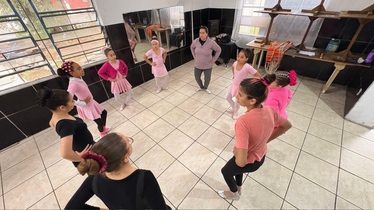 Bailarina cega dá aulas gratuitas de dança clássica para crianças no RS